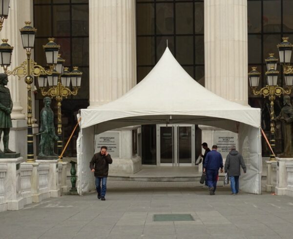 Уставниот суд „чуван“ од поддржувачите на ГРОМ и на ВМРО-ДПМНЕ | Фото: БИРН