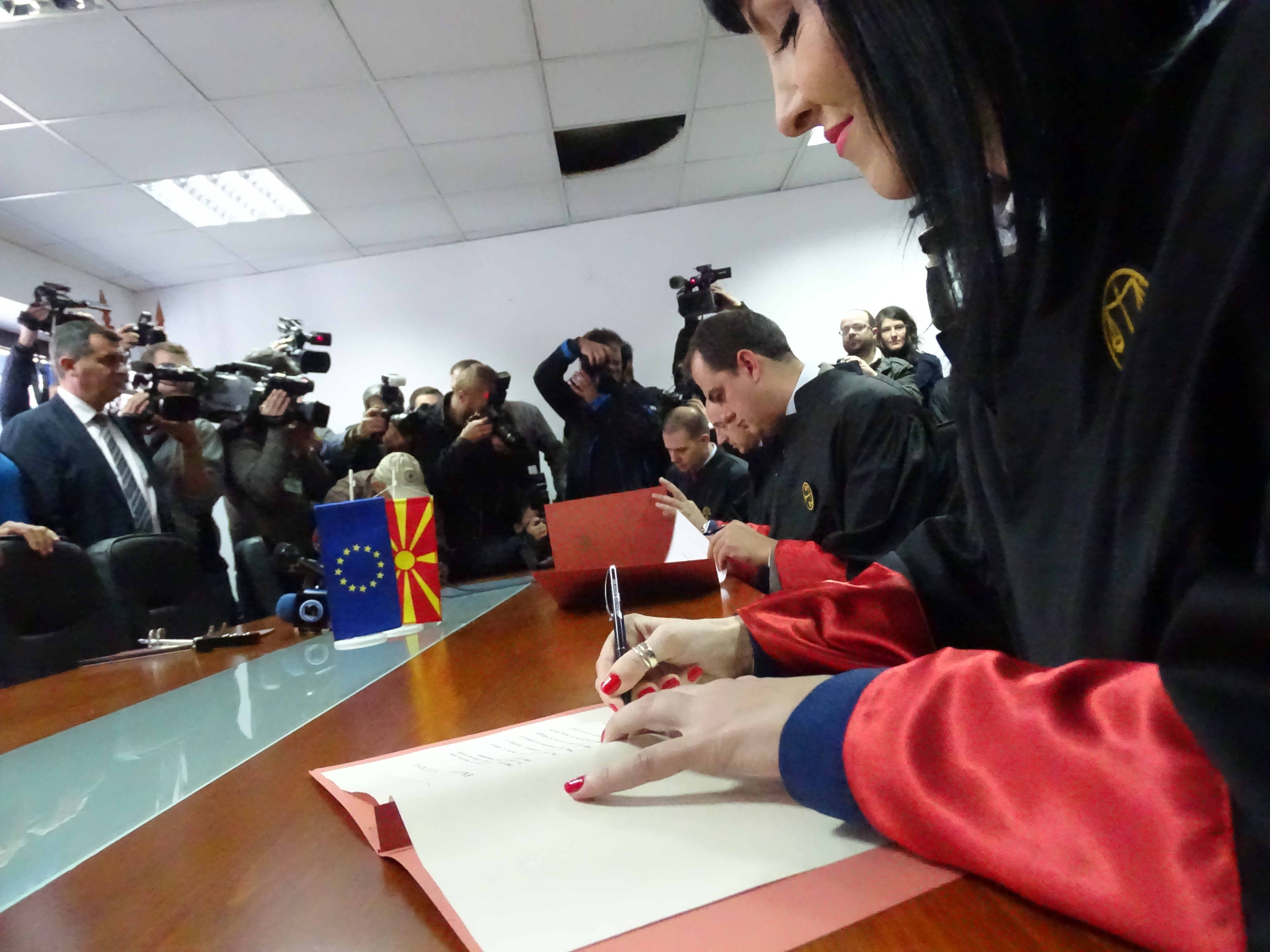 Обвинителката Фатиме Фетаи, која ја разбранува јавноста со својот настап при образложувањето на делата на осомничените, на потпишувањето на заклетвата во Специјалното јавно обвинителство | Фото: БИРН архива