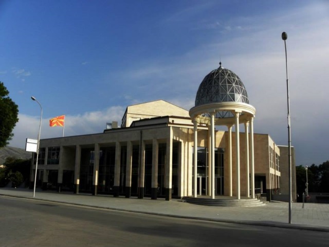 Седум години откако беше поставен камен темелникот, за театарот во Велес се уште се склучуваат нови договори