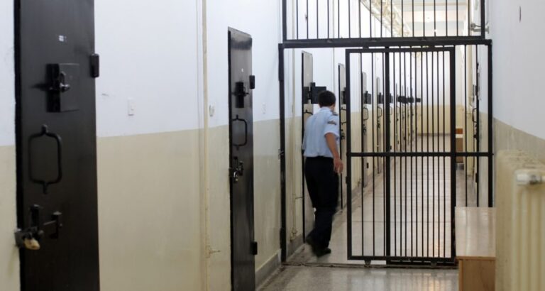 Чуварите одлучуваат кој затвореник смее да посети лекар / Фото: Радован Вујовиќ alt
