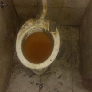 Тоалетите во Прифатниот центар за странци во Гази Баба