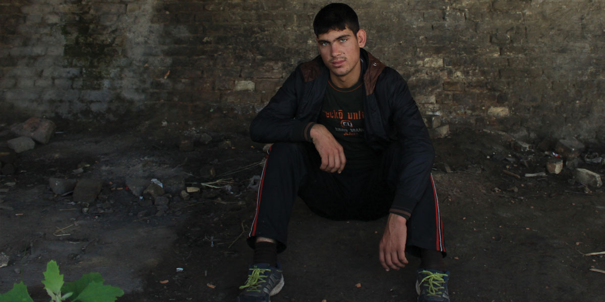 Фаридулах, 16-годишен Авганистанец, во напуштена фабрика за тули во Суботица, северна Србија, привремена база за многу бегалци и емигранти со надеж дека ќе преминат во Унгарија. Фото: Костас Кукумакас