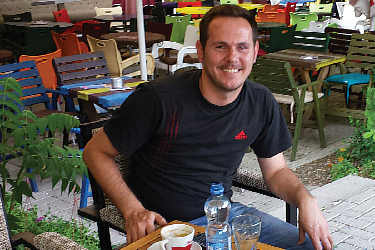 Дипломираниот правник Блерим Цаколи работи како келнер во кафуле во Приштина / Фото: Јетон Мехмети