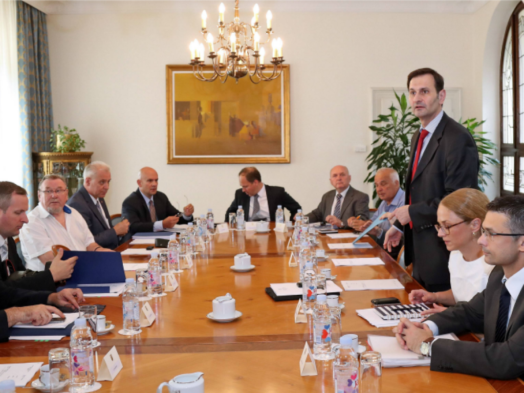 Официјални лица на Хрватска дискутираат за делувањето на Србија. Фото: Бета