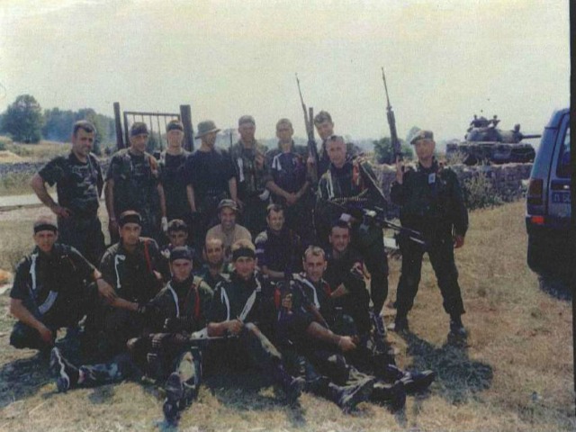 Горан Радосављевиќ со припадници на специјалните полициски сили во Косово. Фото: Суд на Шведска 