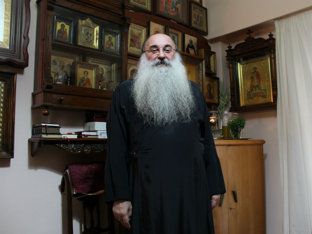 Отец Прокопиос Петридис, кој се крена против ксенофобијата, додека служел во црквата Свети Пантелејмон во Атина. Фото: Костас Кукумакас