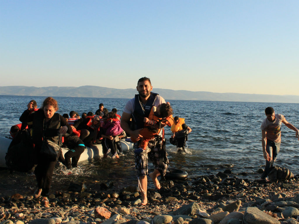 Луѓе од Сирија, Авганистан и други земји пристигнуваат на грчкиот остров Лезбос на 1 јуни 2015 година. Фото: Костас Кукумакас