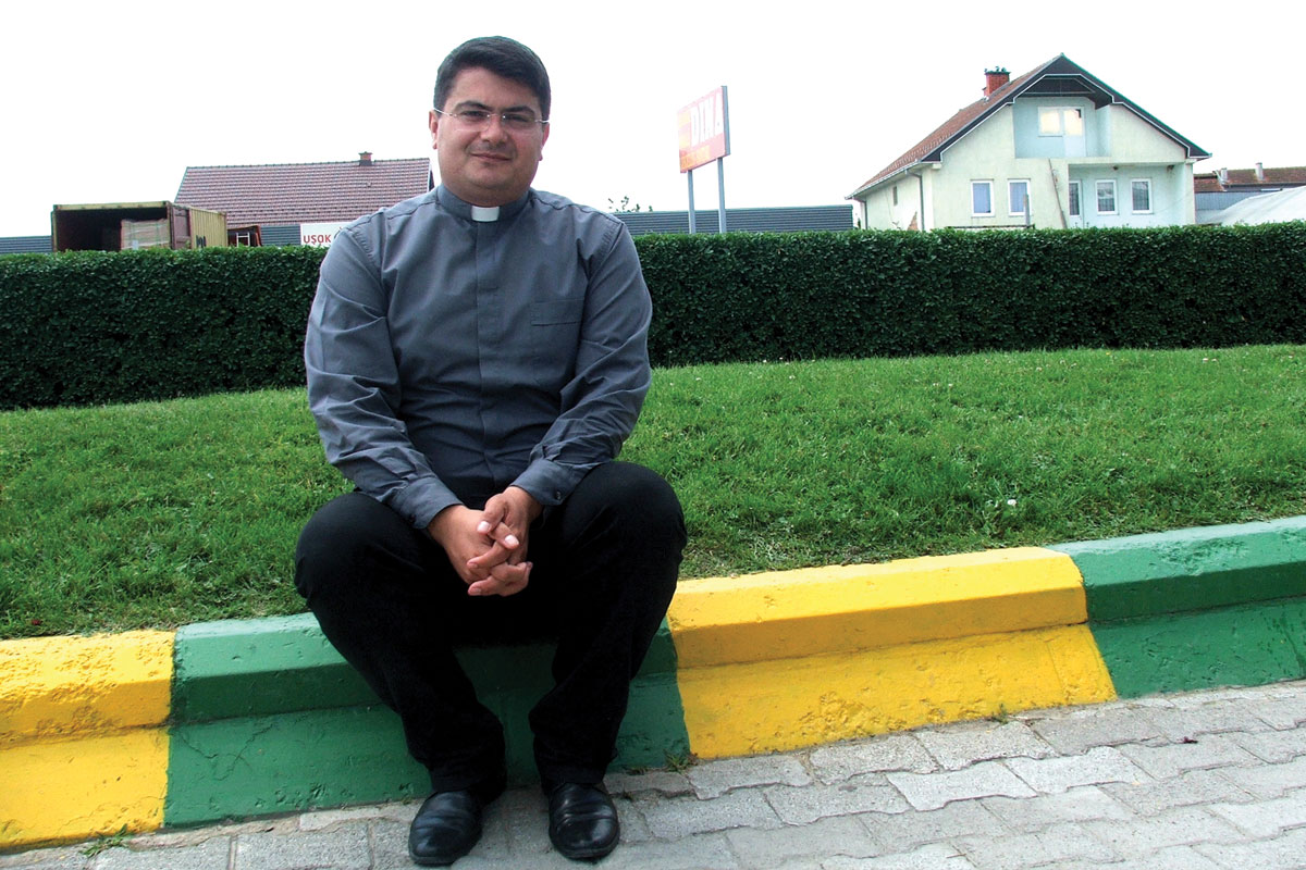 Алберт Јакај, Римокатолички свештеник од Косово, во предградието на Призрен. Фото: Владимир Карај