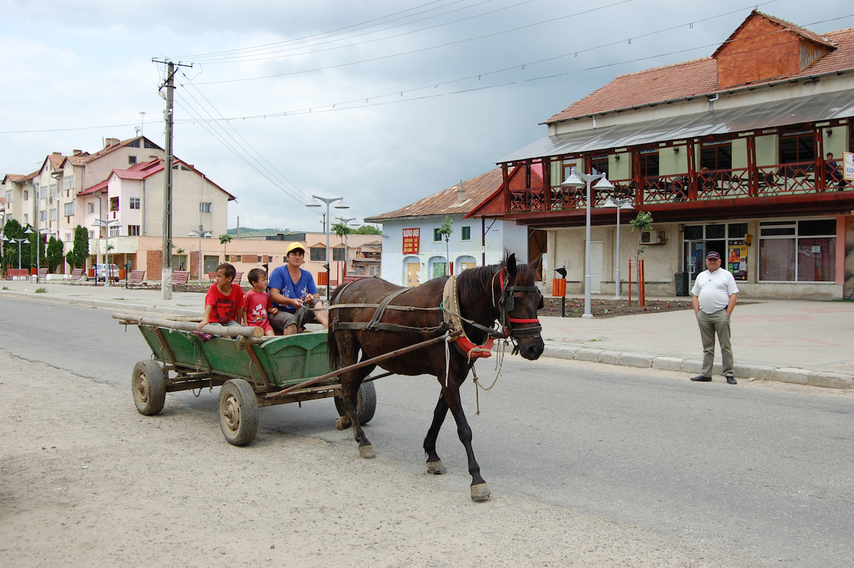Главната улица во селото Радуканени, источна Романија | Фото: Лина Вдовии