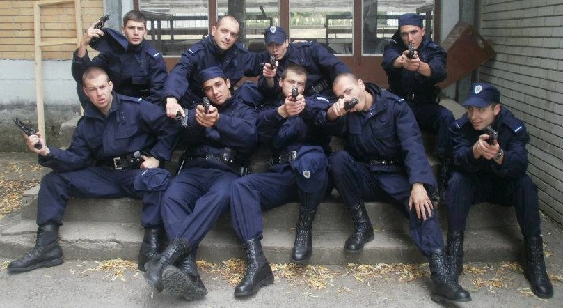 Српски полициски кадети на фотографија објавена на социјалните медиуми