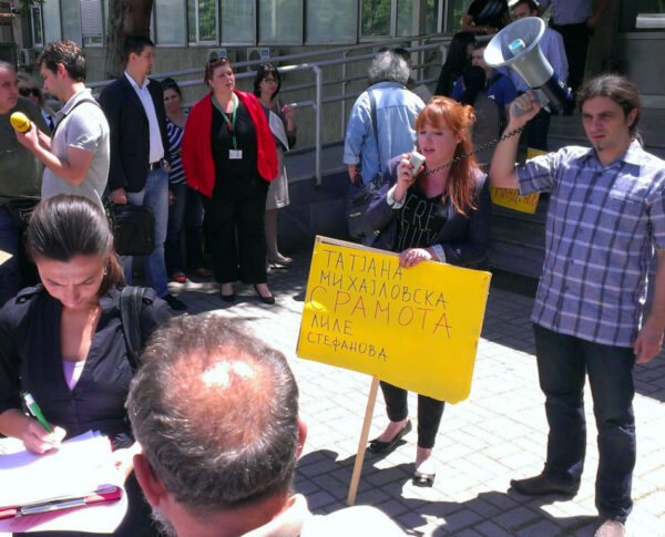 Новинарите протестираа за слобода на новинарот Томислав Кежаровски, носејќи транспаренти на кои стоеше името на обвинителката Лиле Стефанова | Фото: БИРН