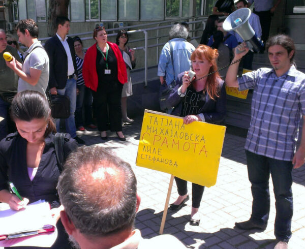 Новинарите протестираа за слобода на новинарот Томислав Кежаровски, носејќи транспаренти на кои стоеше името на обвинителката Лиле Стефанова | Фото: БИРН