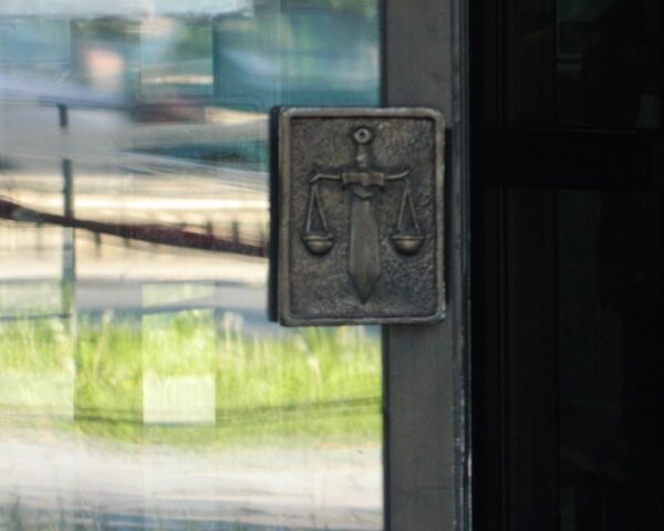 „Сега на сите им е јасно зошто некои судии делат правда така како што делат и зошто некои граѓани не можат да стигнат до правдата“, рече Заев