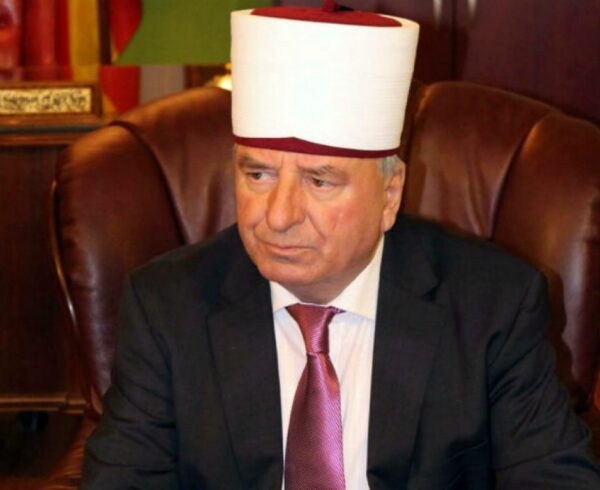 Реџепи е веројатно единствениот верски поглавар во Македонија кој отворено го вперува прстот во Никола Груевски | Фото: ИВЗ