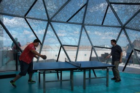 Вработените на унгарската компанија „Јустрим“ играат пинг-понг за време на паузата во канцеларијата во Будимпешта