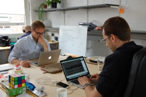 Основачите на „Јунионси“ Виктор Бодин (лево) и Дејан Димитров на работа во нивната канцеларија во Лондон во јули