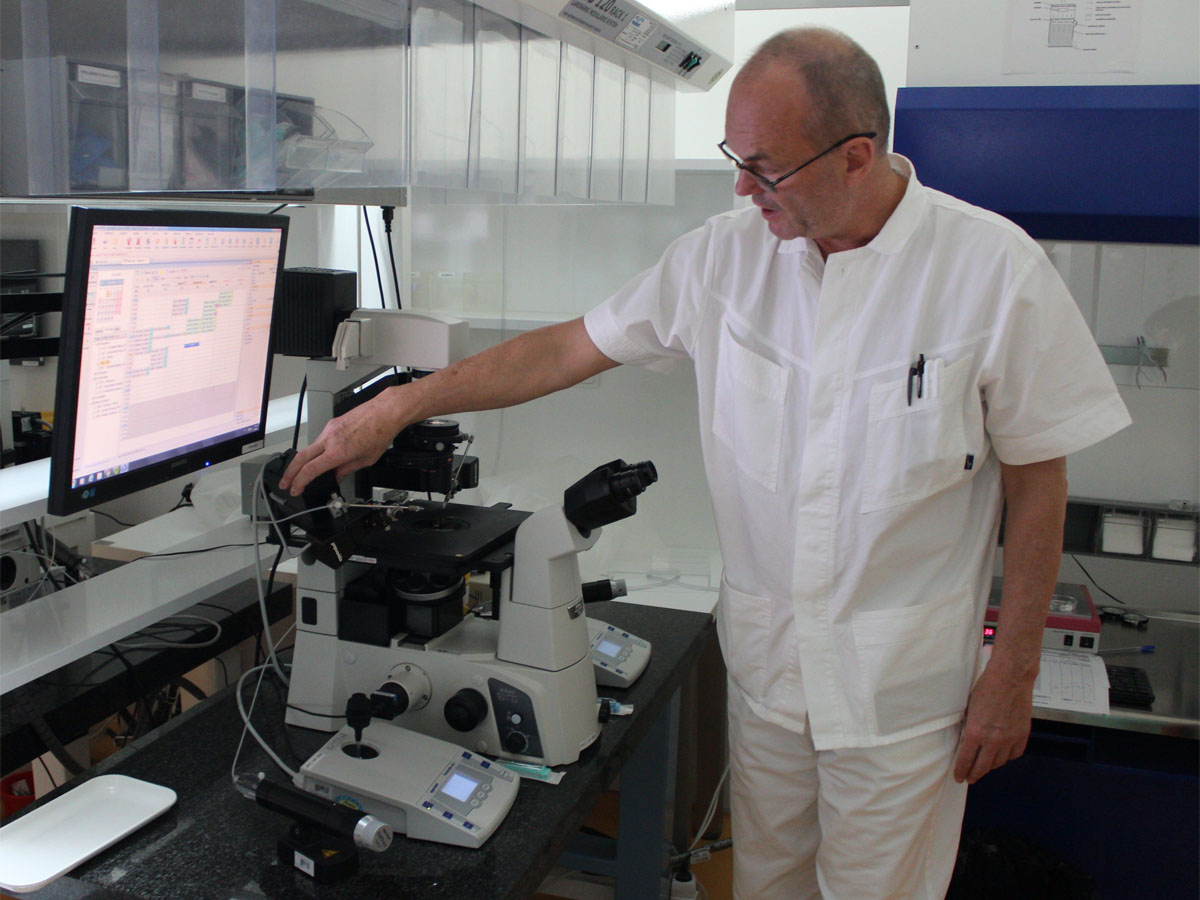 Др. Даниел Хлинка, клинички ембриолог во Центарот за плодност во Прага, ја покажува опремата која се користи за оплодување на јајце клетки. Фотографија: Марко Лазиќ