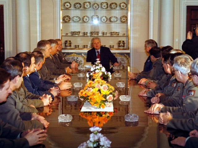 Југословенскиот претседател слободан Милошевиќ држи состанок со високи полициски и армиски генерали во 1999 година / Фото: Срѓан Илиќ