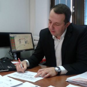 Бојан Василевски беше директор на ЈП „Водовод и канализација – Скопје“ во текот на подготвувањето на оваа сторија, а само неколку недели пред објавувањето на негово место е поставен нов директор