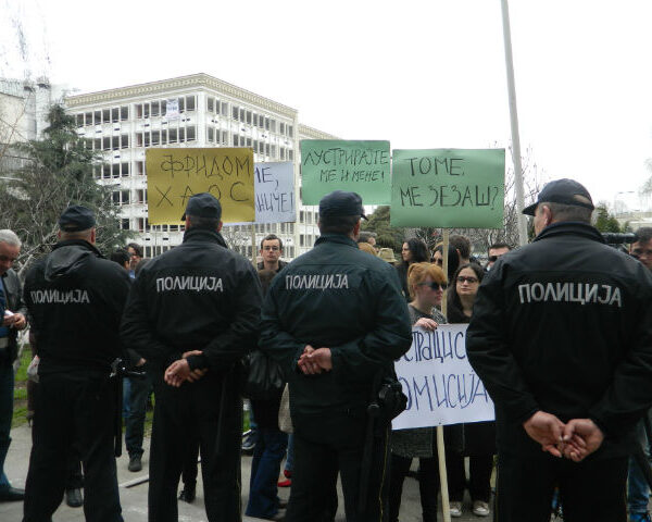 Дел новинари сметаат дека лустрацијата на нивни колеги е дискредитирачка и тендециозна