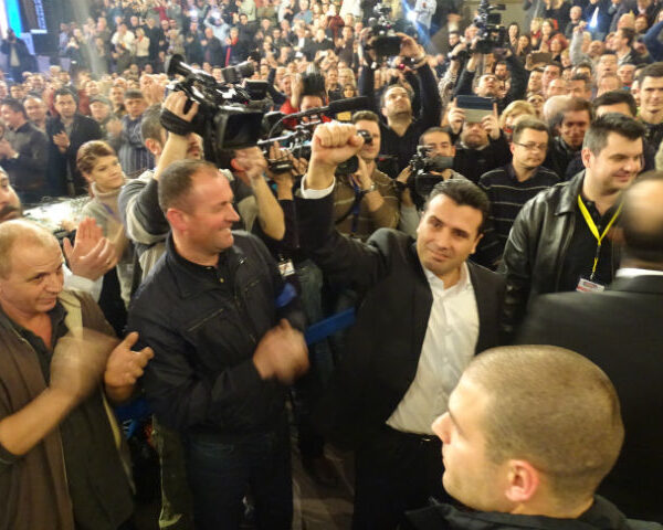 Заев побара оставки од Владата, јавниот обвинител и раководството на МРТ, како и формирање преодна Влада со мандат за спроведување фер избори | Фото: Горан Ризаов