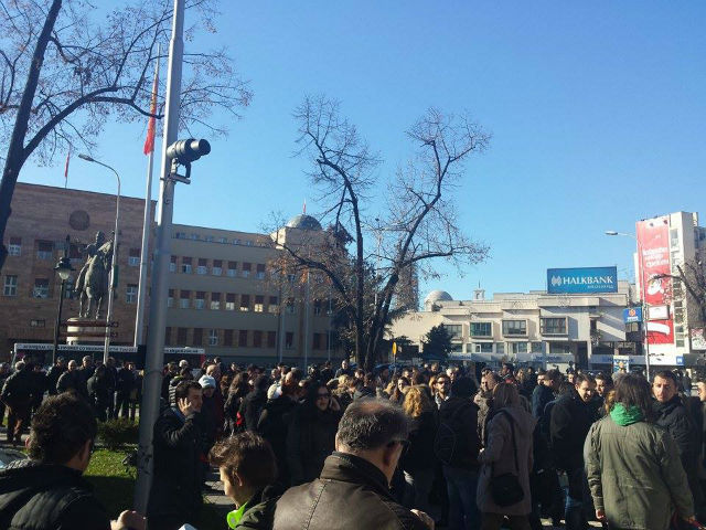Протестот започнува од паркот „Жена борец“ во Скопје, продолжува од пред Собранието на Република Македонија кон Министерството за труд и социјална политика и потоа пред зградата на Владата | Фото: М. Јордановска
