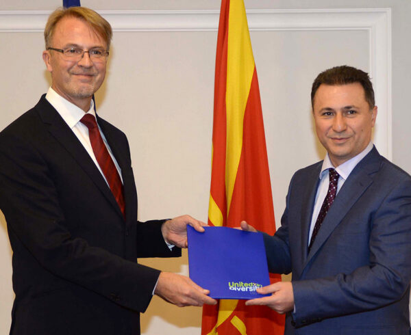 Евроамбасадорот Аиво Орав му го врачува извештајот на ЕК на премиерот Груевски / Фото: МИА