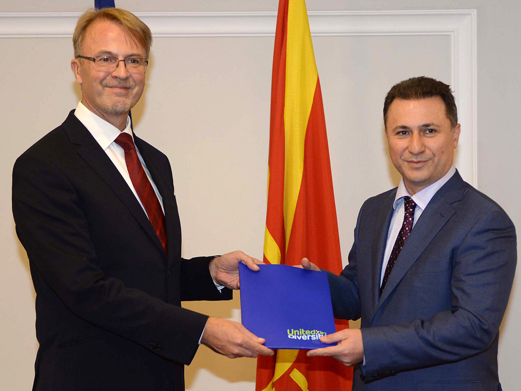 Евроамбасадорот Аиво Орав му го врачува извештајот на ЕК на премиерот Груевски / Фото: МИА
