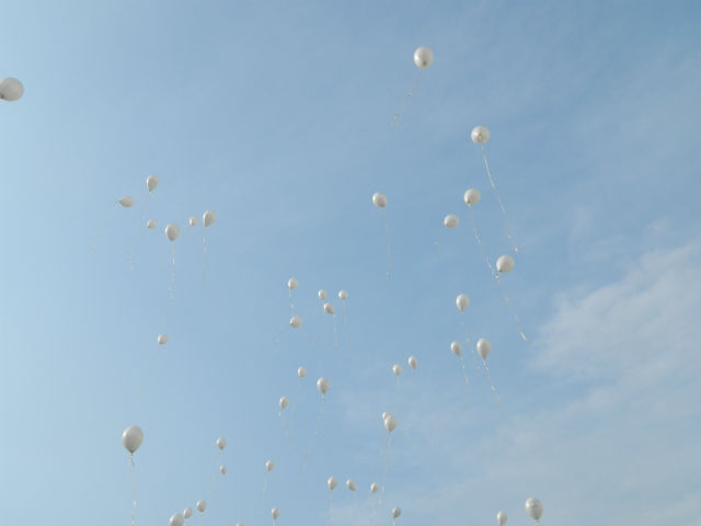 Стотици бели балони со црн натпис „Слобода за Кежаровски“ полетаа од Владата | Фото: М. Јордановска