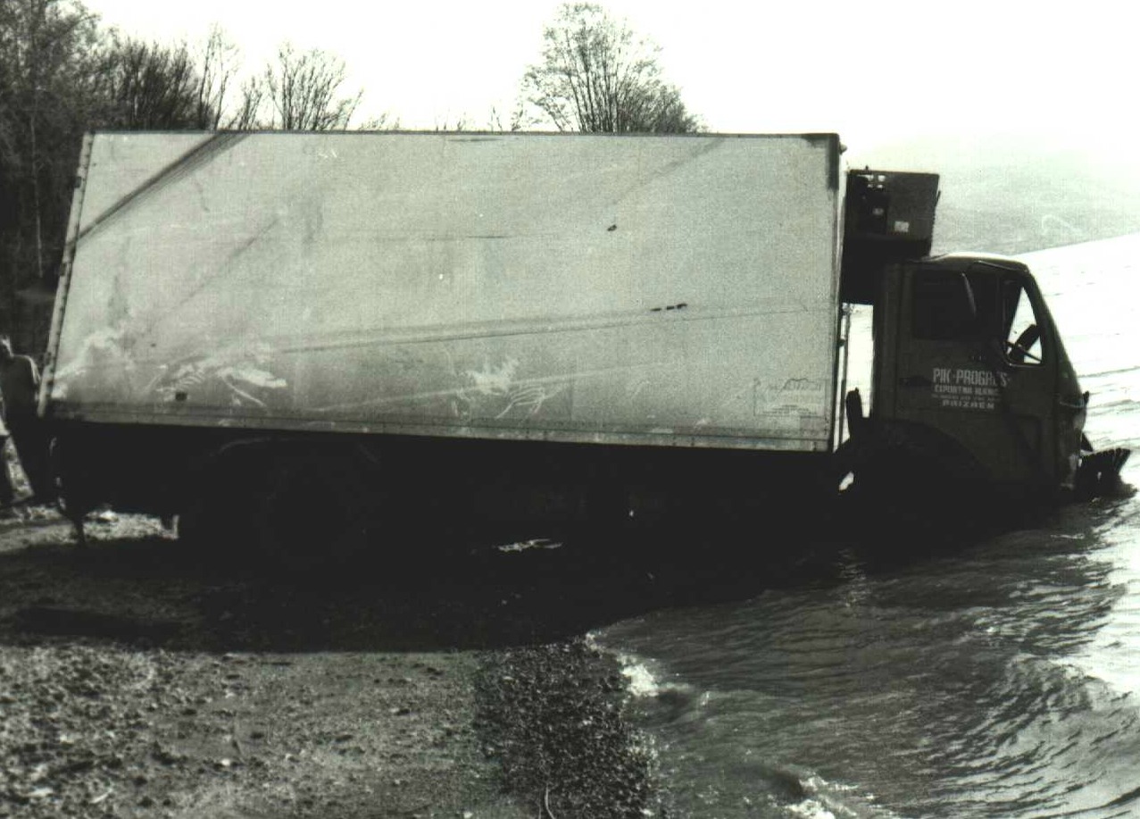 Камионот ладилник во кој биле сокриени 86 тела, најден во реката Дунав во април 1999 година / Фото: Министерство за внатрешни работи на Србија