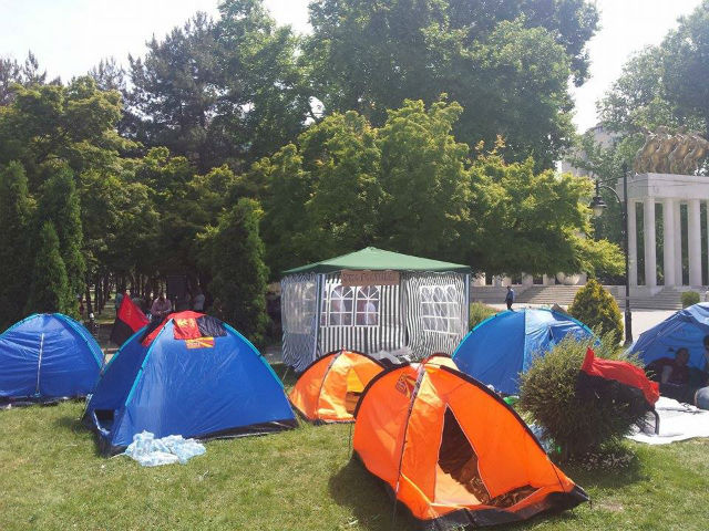 Пред Собранието се поставени дваесетина шатори, а присутните најавуваат дека ќе има и повеќе | Фото: БИРН