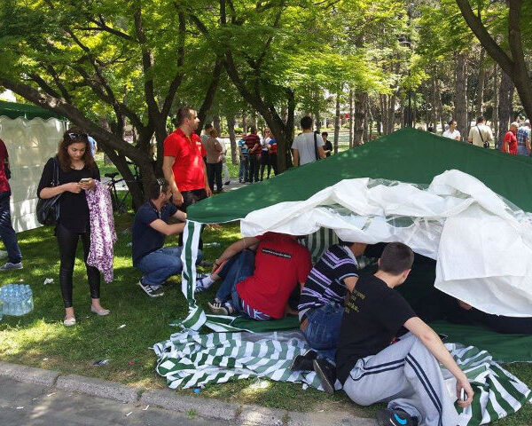 Контра-камперите пред Собранието одмораат во шаторите | Фото: БИРН