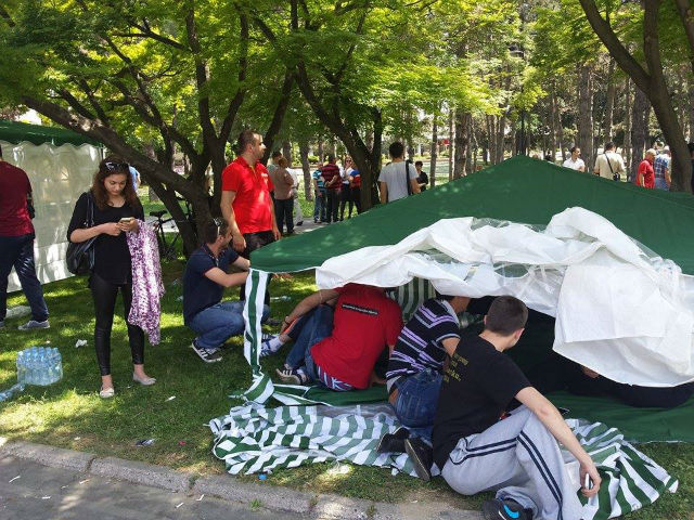 Контра-камперите пред Собранието одмораат во шаторите | Фото: БИРН