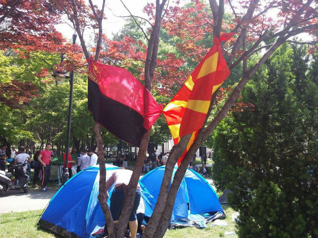 Македонското и знамето на ВМРО-ДПМНЕ се веат во кампот | Фото: БИРН