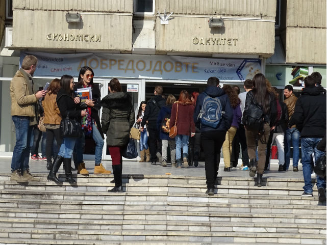 Претставници на Студентскиот пленум влегуваат во Економскиот факултет за да ја попречат наставата и да ги заинтересираат студентите да им се придружат | Фото: Г. Ризаов