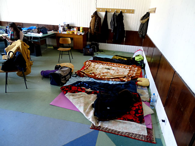 Најпрвин студентите спиеја во три, потоа во девет, а сега се бара да се оспособат уште простории за оние што сакаат да преспијат во автономната зона на Филозофскиот и Филолошкиот факултет | Фото: Г. Ризаов