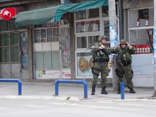 Катанци на продавниците, празни улици и полиција низ Куманово | Фото: М. Јордановска