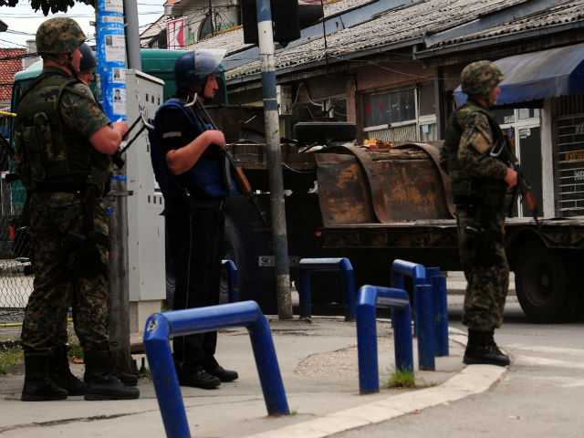 Полициските екипи не дозволуваат влез во населбата додека не заврши увидот | Фото: МИА