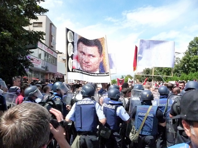 Неколку илјади Албанци, главно млади луѓе, извикуваа „УЧК“ и носеа транспаренти со фотографија на премиерот Груевски под која пишуваше „Ова е лицето на злото“ | Фото: Синиша Јаков Марушиќ