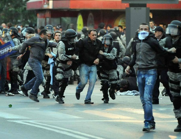 Апсење за време на етнички мотивираните протести по убиството на млад Македонец во мај | Фото: Роберт Атанасовски 