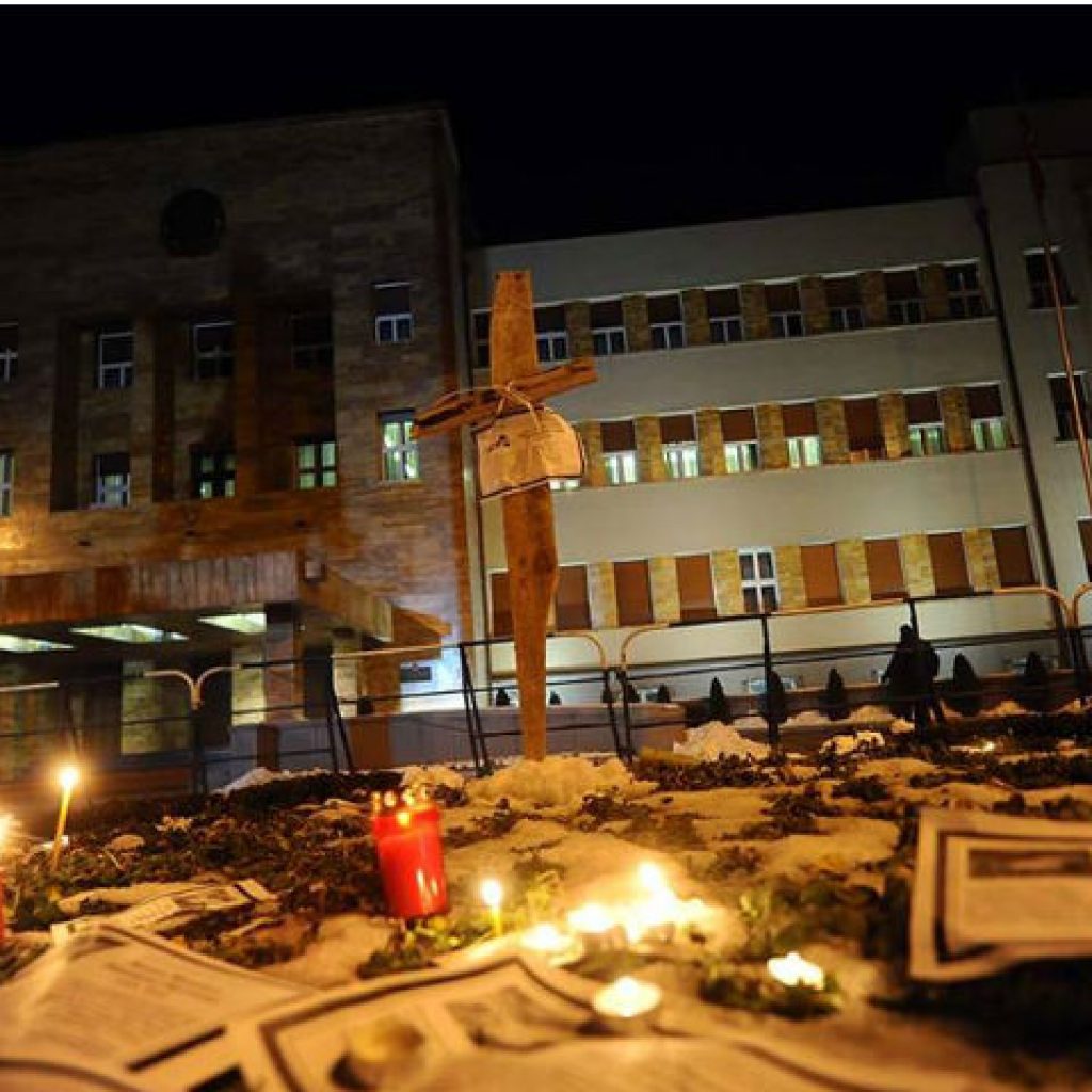 Вечерашниот протест заврши со поставување крст пред Парламентот | Фото: Роберт Атанасовски