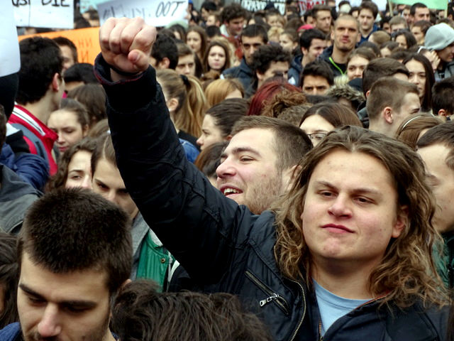 Повеќе илјадници средношколци маршот го почнаа од Градскиот парк па продолжија до Министерството за образование, односно зградата на НИП „Нова Македонија“, каде ги соопштија нивните барања | Фото: С.Ј.Марушиќ
