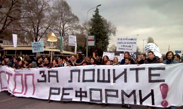 Повеќето од демонстрантите носат црвени обрачи на своите глави и извикуваат „Сега заокружи ме“ | Фото: М.Јордановска