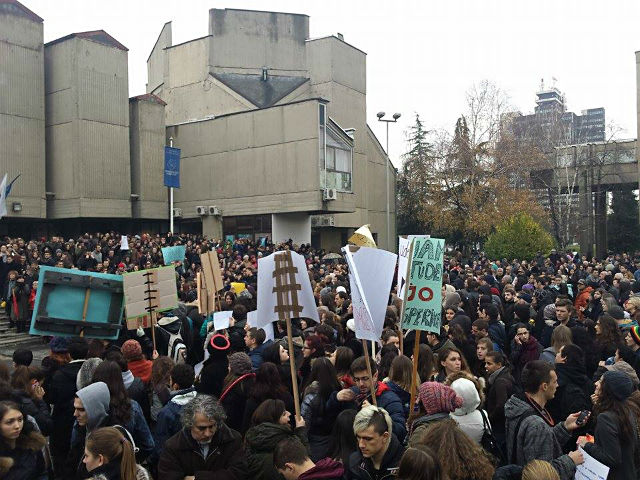 Студентите протестираат против најавените реформи во високот образование, особено против екстерното тестирање наметнато од Министерството за образование и наука | Фото: М. Јордановска