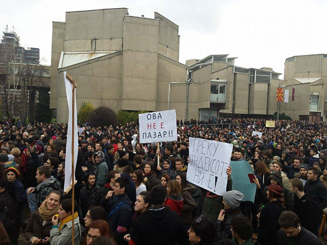 Протестот од платото пред УКИМ ќе продолжи пред Владата, а потоа пред Собранието на Република Македонија | Фото: М. Јордановска