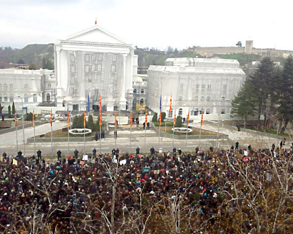 Студентите протестот го завршија пред зградата на Владата, претходно беа пред Собранието на Република Македонија, а сè започна од пред платото на Универзитетот „Св. Кирил и Методиј“ | Фото: М.Јордановска