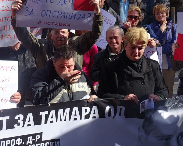 Родителите на деветгодишната Тамара Димовска беа на чело на протестниот марш на кој се бараше оставка од министерот за здравство Никола Тодоров | Фото: Г.Ризаов
