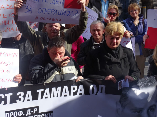 Родителите на деветгодишната Тамара Димовска беа на чело на протестниот марш на кој се бараше оставка од министерот за здравство Никола Тодоров | Фото: Г.Ризаов