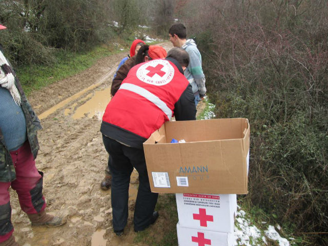 Црвениот крст помага на населението од поплавените подрачја