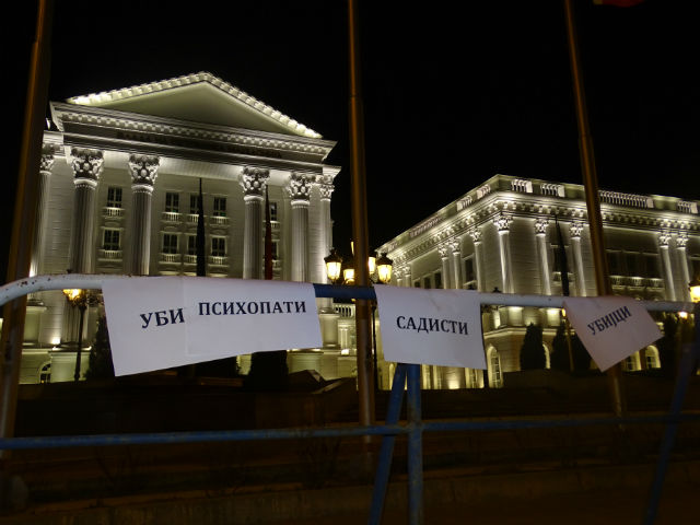 Оградата пред Владата е излепена со пораки од револтирани граѓани | Фото: М. Јордановска